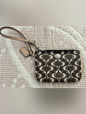VERSATILE COACH WALLET/WRISTLET